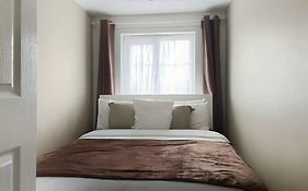 Private Guest House - Double Bedroom, En-Suite And Workspace With Private Entrance, First Floor With No Lift And No Full Kitchen