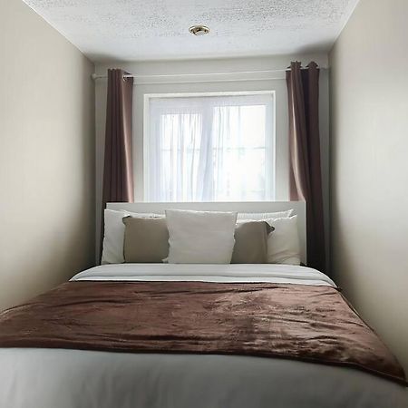 Private Guest House - Double Bedroom, En-Suite And Workspace With Private Entrance, First Floor With No Lift And No Full Kitchen Leicester Exterior photo